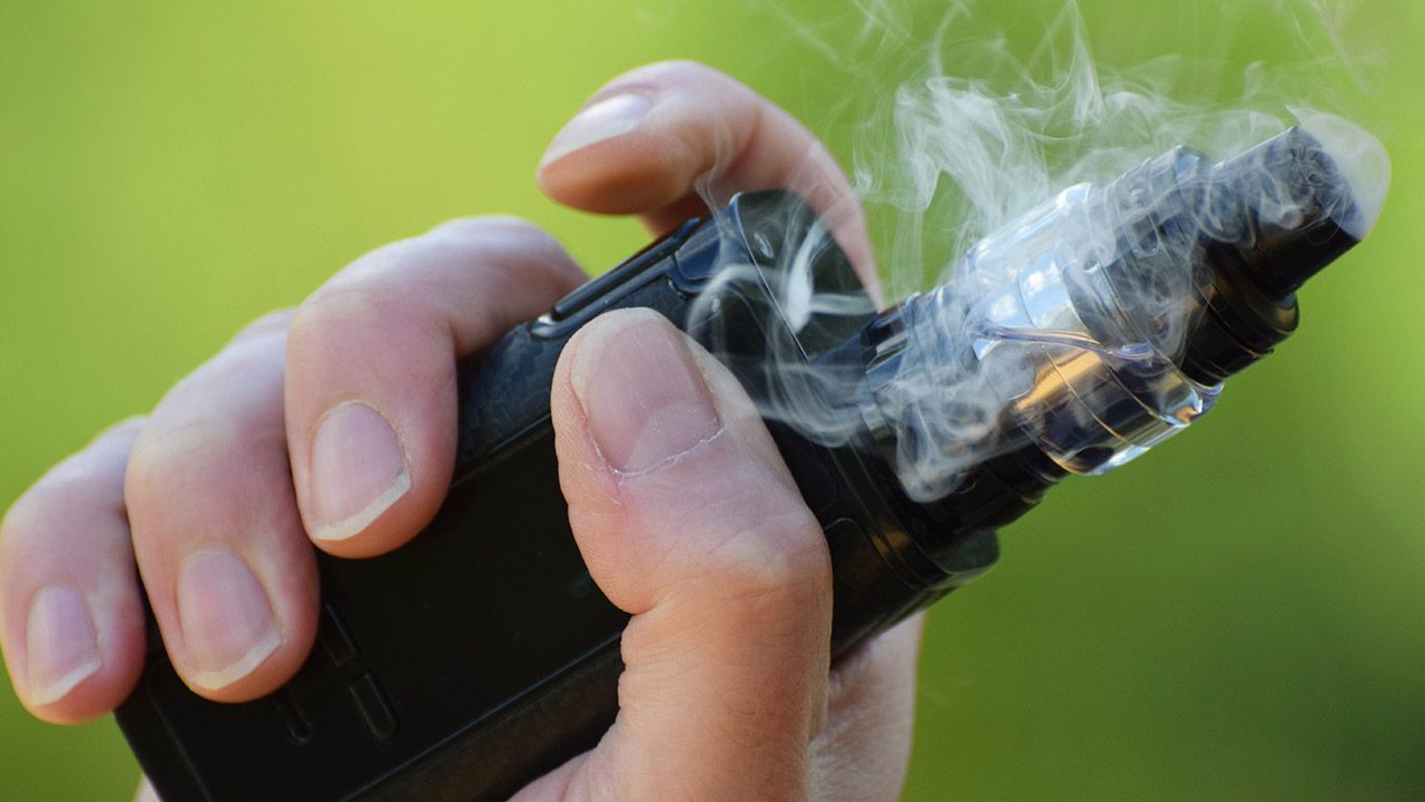 Pomiar nikotyny z e-papierosów (fot. Shutterstock/Amani A)