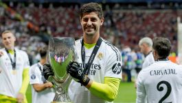 Thibaut Courtois z Superpucharem Europy (fot. Getty).
