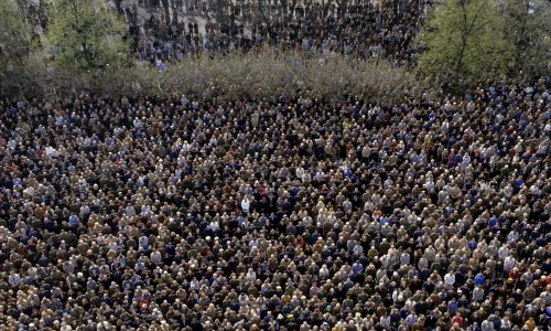 Służba Bezpieczeństwa bacznie obserwowała przebieg pogrzebu. Fot. Getty Images