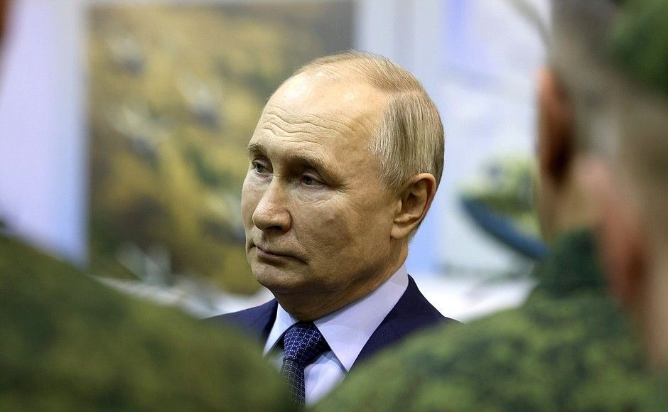 Уладзімір Пуцін падчас наведвання 344-га цэнтру баявога скарыстання і перавучвання лётнага складу Мінабароны РФ. 27 сакавіка 2024 года. (Фота: Kremlin.ru)