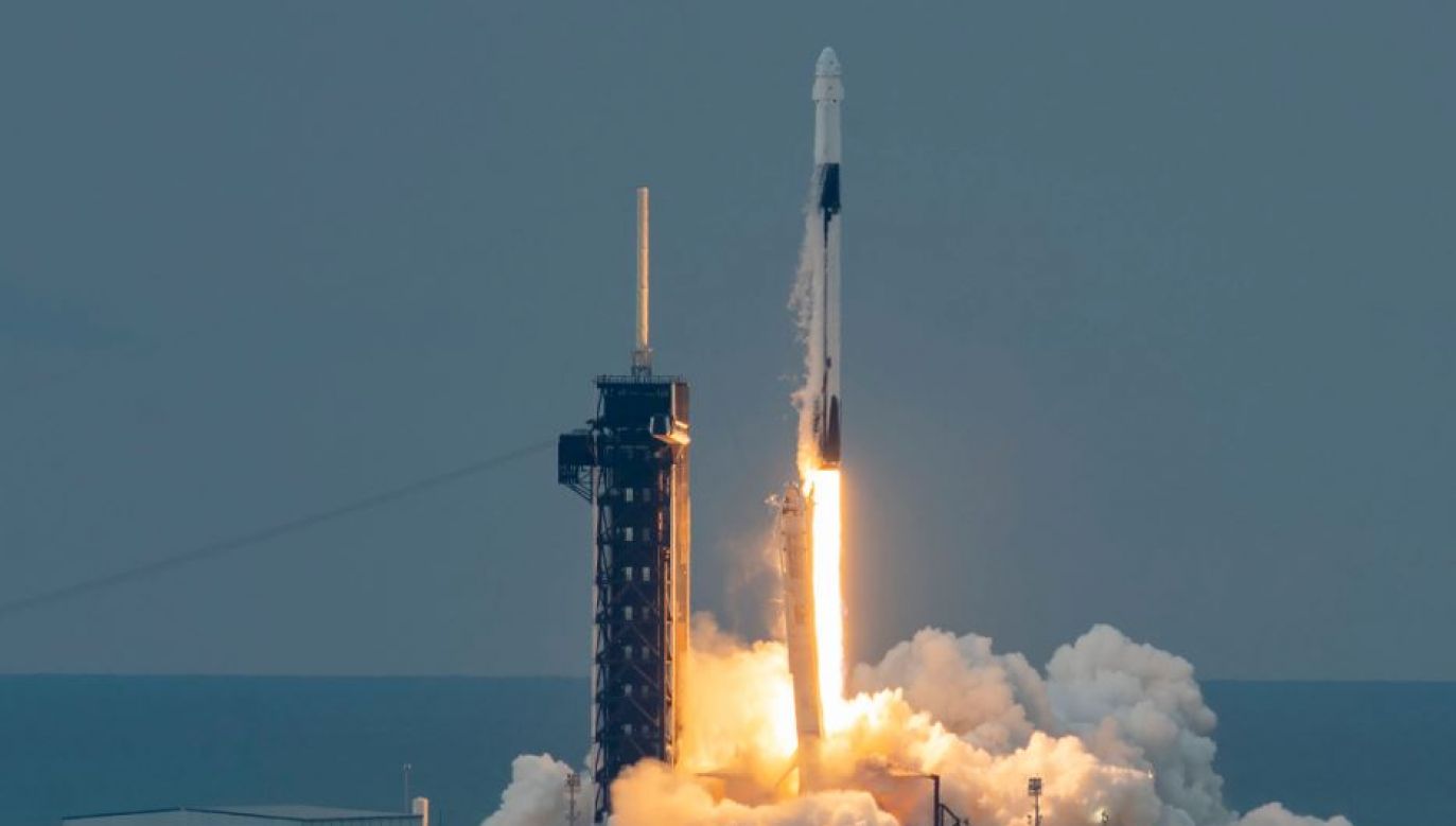 Rakieta Falcon 9 z kapsułą Dragon (fot. Twitter/SpaceX)