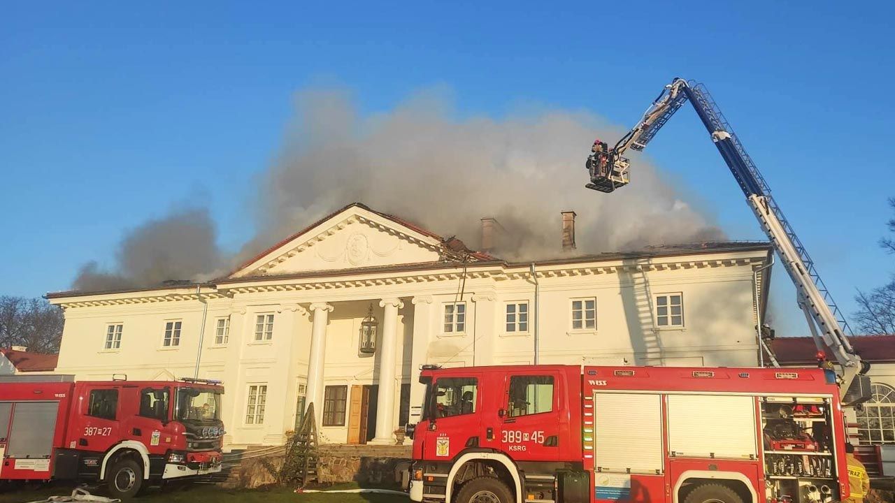 Spłonął dach zabytkowego pałacu w Korczewie (fot. Facebook/OSP Korczew)