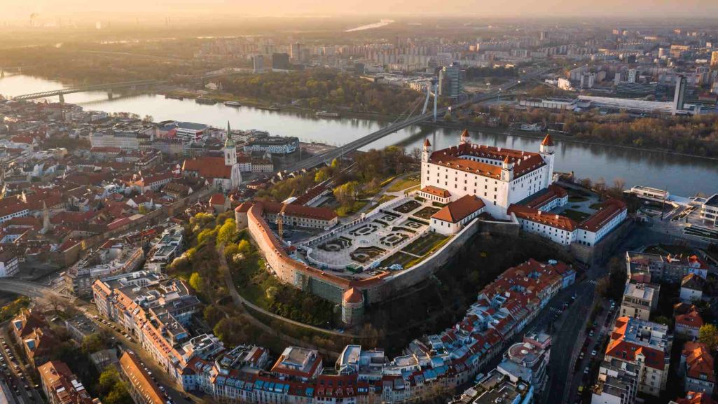 Zamek Bratysławski nad brzegiem Dunaju to jedna z atrakcji stolicy Słowacji, do której dojedziemy autem. Fot. Hike The World/ Shutterstock