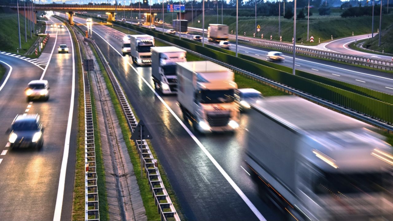 W Polsce zarejestrowano w lutym br. 2884 nowych ciężarówek, vanów i autobusów (fot. Shutterstock/monticello) W Polsce zarejestrowano w lutym br. 2884 nowych ciężarówek, vanów i autobusów (fot. Shutterstock/monticello)