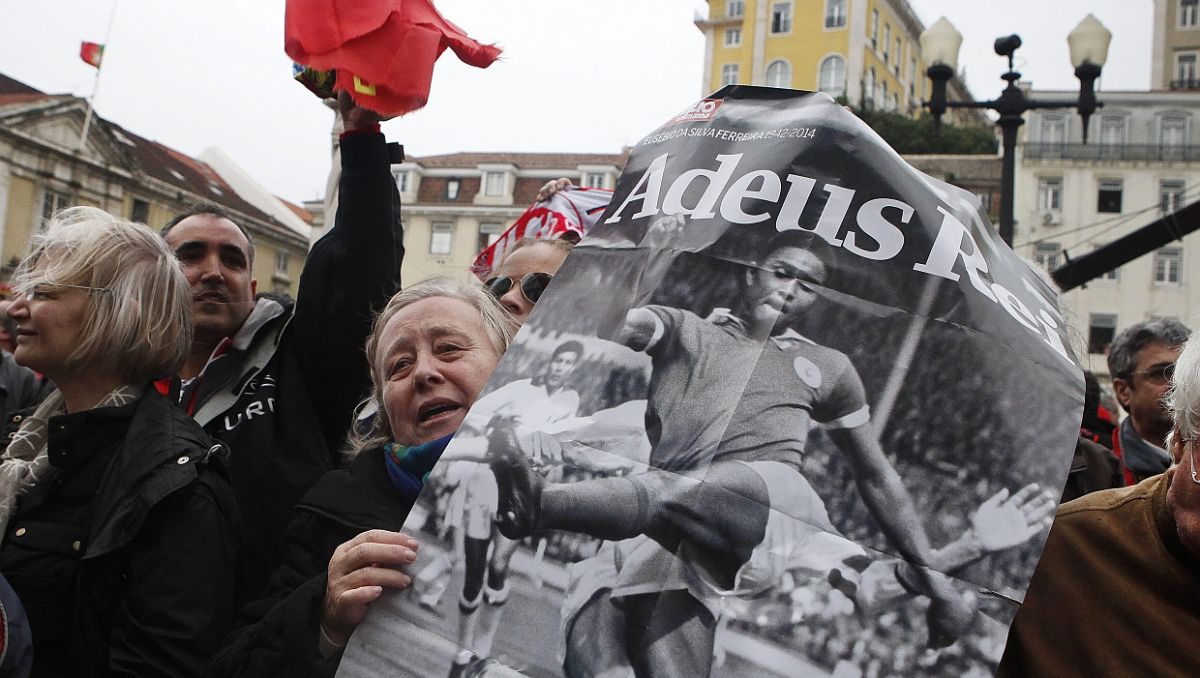 Fanka z plakatem Eusebio (fot. PAP/EPA)