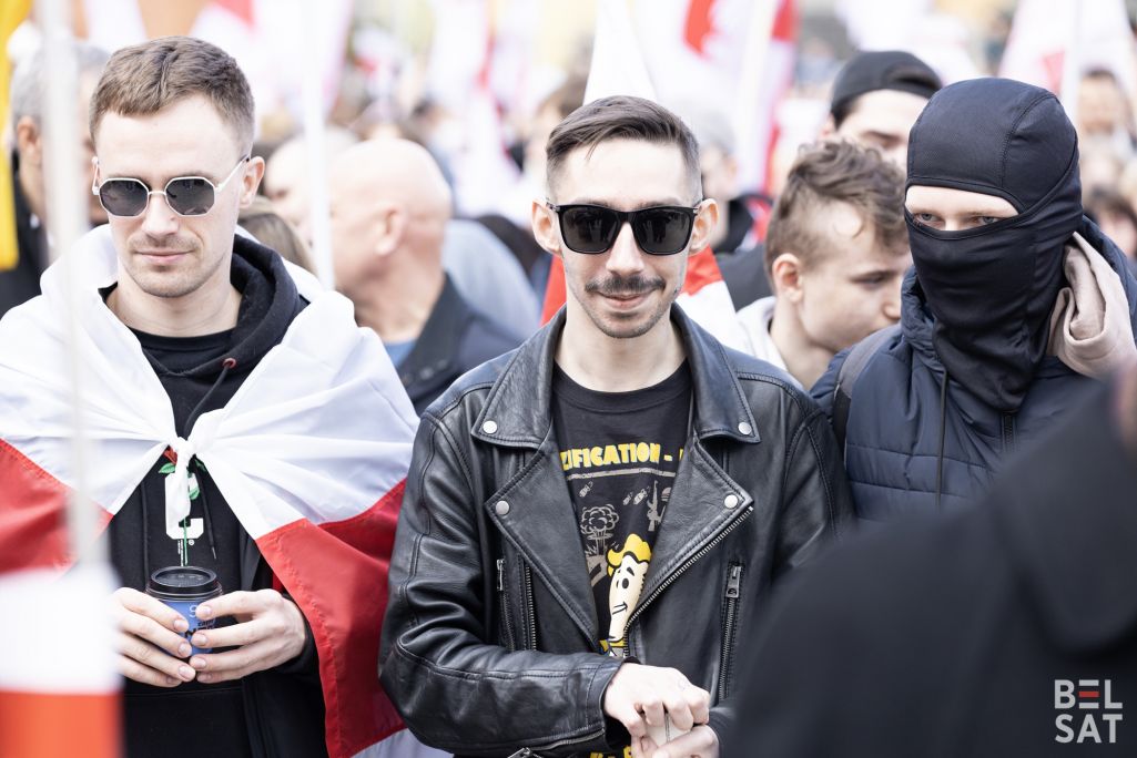 Святкаванне Дня волі у Варшаве, Польшча. На здымку (пасярэдзіне) – Ян Рудзік. 25 сакавіка 2023 года. (Фота: Ян Лісіцкі / Белсат)