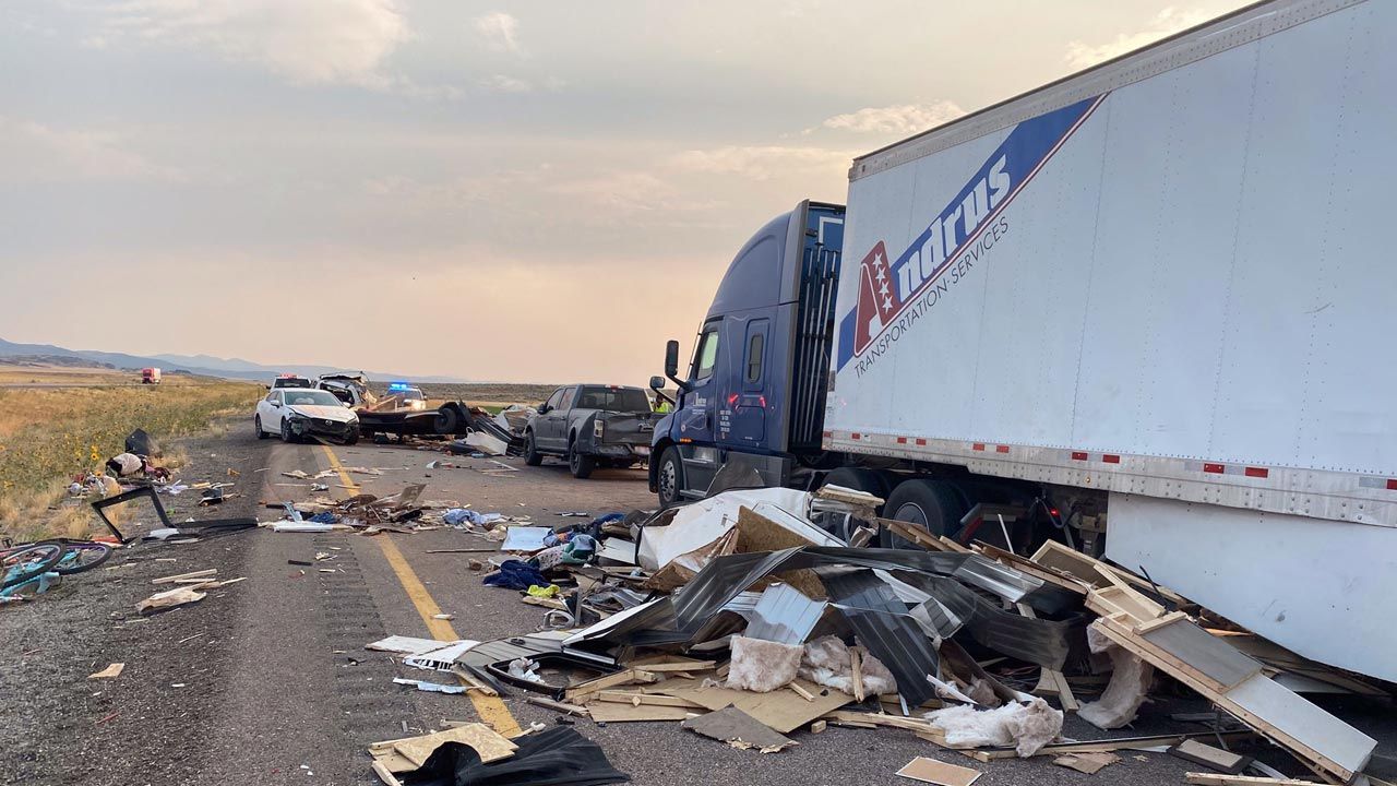 Silne wiatry unoszą kurz i piasek, co ogranicza widoczność na drogach (fot. Utah Highway Patrol) Silne wiatry unoszą kurz i piasek, co ogranicza widoczność na drogach (fot. Utah Highway Patrol)