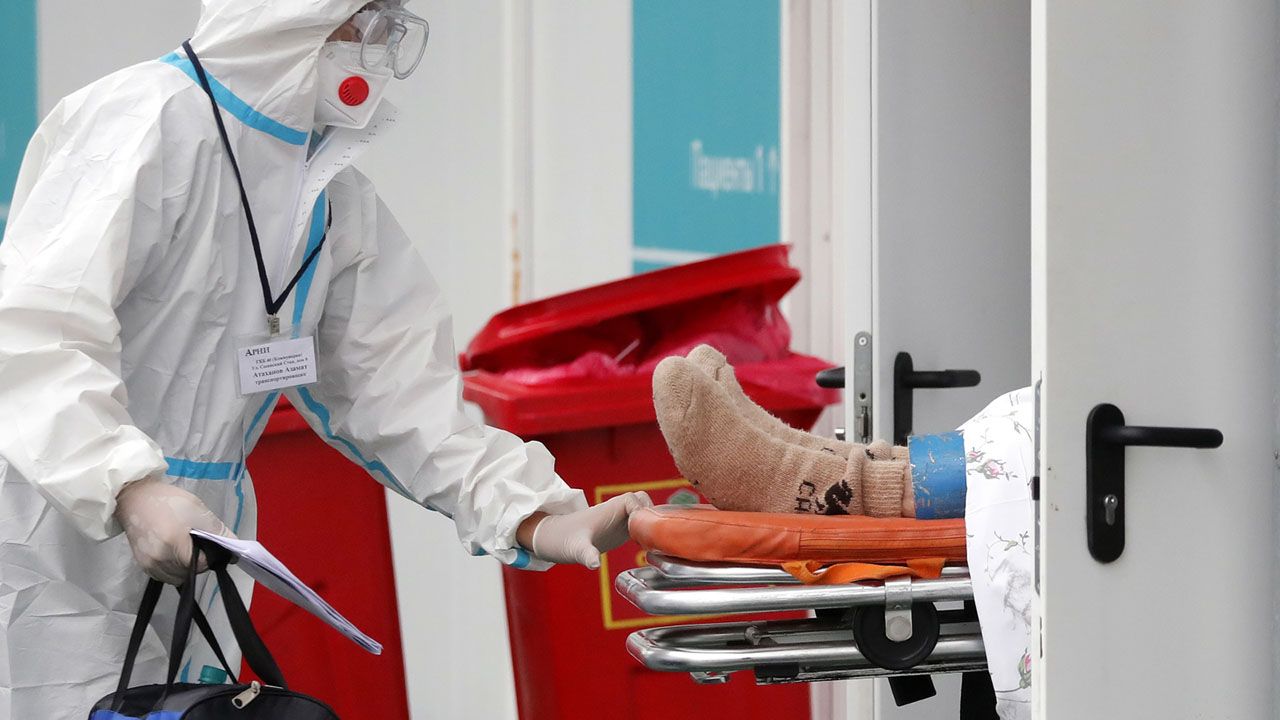 Odmiana ma być bardziej zaraźliwa (fot. PAP/EPA/MAXIM SHIPENKOV) Odmiana ma być bardziej zaraźliwa (fot. PAP/EPA/MAXIM SHIPENKOV)