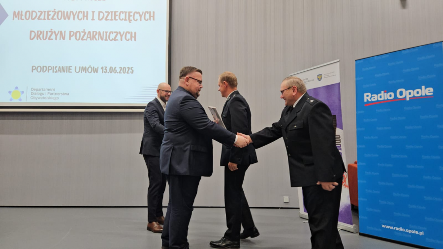 Wsparcie finansowe dla Ochotniczych Straży Pożarnych. Uroczyste przekazanie umów (fot. TVP3 Opole)