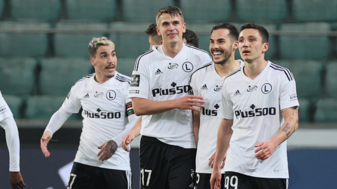 Maik Nawrocki może opuścić Legię Warszawa. Transfer obrońcy staje się coraz bardziej realny w związku z pojawiającymi się ofertami (fot: PAP)