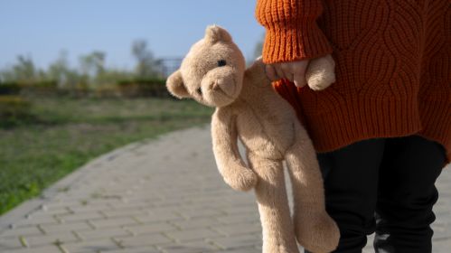 Дзяўчынка з плюшавым мядзведзем. Здымак мае ілюстрацыйны характар. Фота: Freepik