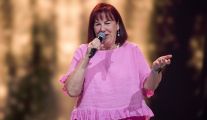 Ewa Ihalainen, ubrana na różowo uczestniczka szóstej edycji programu „The Voice Senior”, zaśpiewała na scenie utwór „Hallelujah I Love Her So” Raya Charlesa.
