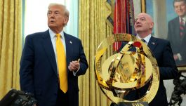 Prezydent Stanów Zjednoczonych Donald Trump i szef FIFA Gianni Infantino z trofeum za wygraną w KMŚ (fot. Getty Images)