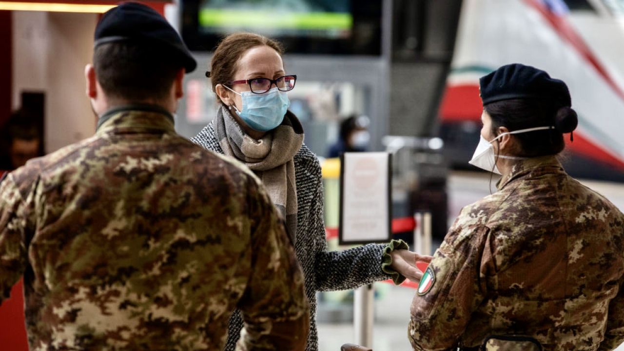 Osobom, które sprzedają fałszywki, grozi kara do 3 lat więzienia i 1000 euro grzywny (fot. Emanuele Cremaschi/Getty Images) Osobom, które sprzedają fałszywki, grozi kara do 3 lat więzienia i 1000 euro grzywny (fot. Emanuele Cremaschi/Getty Images)
