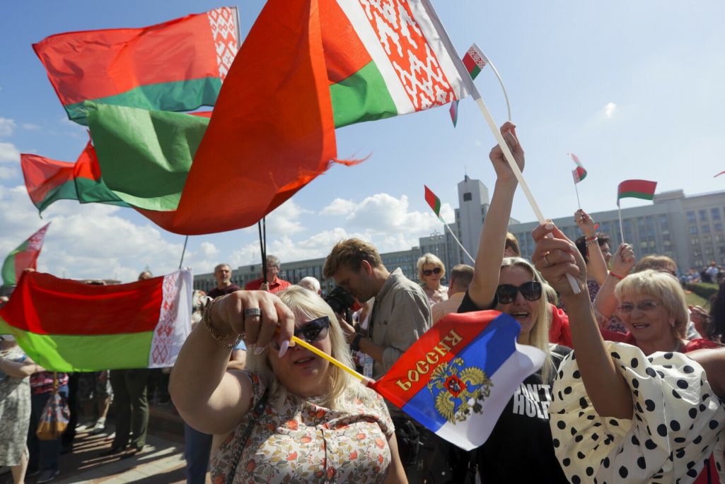 Прыхільнікі Аляксандра Лукашэнкі размахваюць дзяржаўнымі сцягамі Беларусі і Расеі падчас мітынгу на Плошчы Незалежнасці ў Менску, Беларусь. 16 жніўня 2020 года. Фота: Sergei Grits / AP Photo / East News