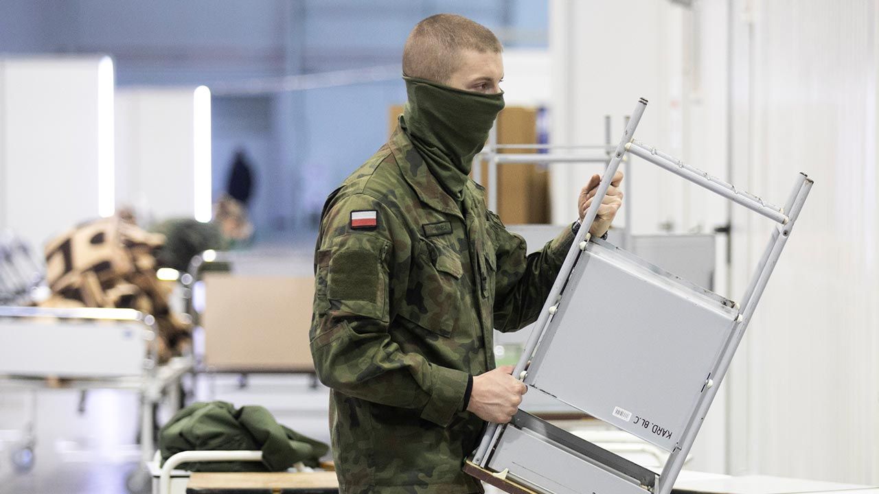 Wojsko będzie przewozić szczepionki, a żołnierze medycy będą gotowi, by szczepić w szpitalach wojskowych i w punktach mobilnych (fot. Forum/Jacek Szydłowski)