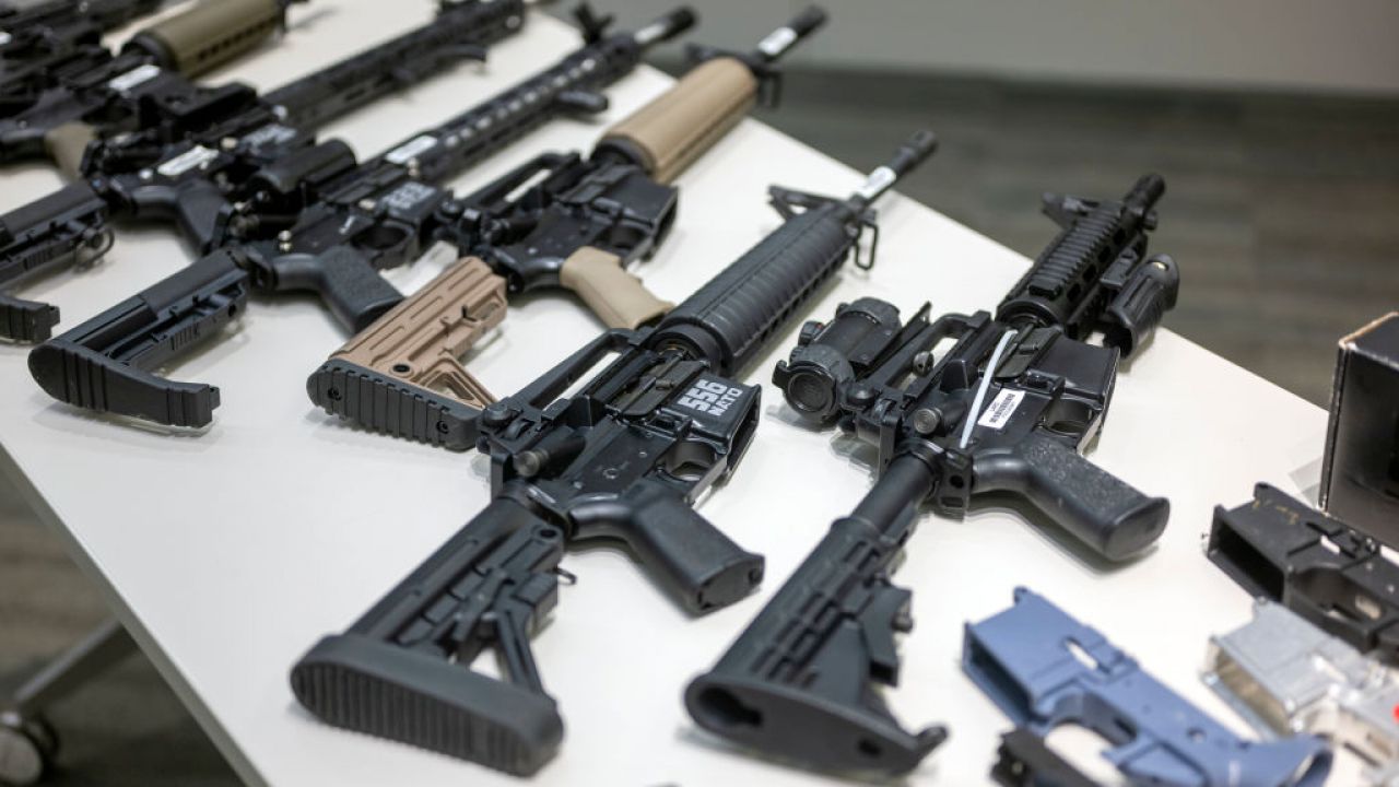 Policja w USA konfiskuje ogromne ilości nielegalnej broni. (Fot. Hans Gutknecht/MediaNews; Getty Images)
