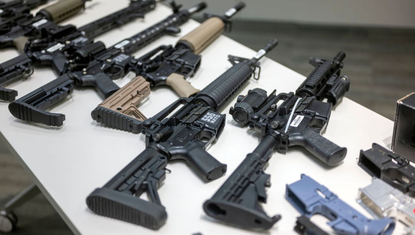 Policja w USA konfiskuje ogromne ilości nielegalnej broni. (Fot. Hans Gutknecht/MediaNews; Getty Images)