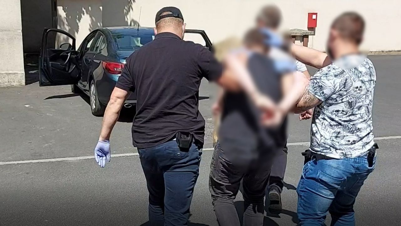 Filmowcy byli zaskoczeni pojawieniem się u nich policjantów z nakazami zatrzymania (fot. wielkopolska.policja.gov.pl) Filmowcy byli zaskoczeni pojawieniem się u nich policjantów z nakazami zatrzymania (fot. wielkopolska.policja.gov.pl)