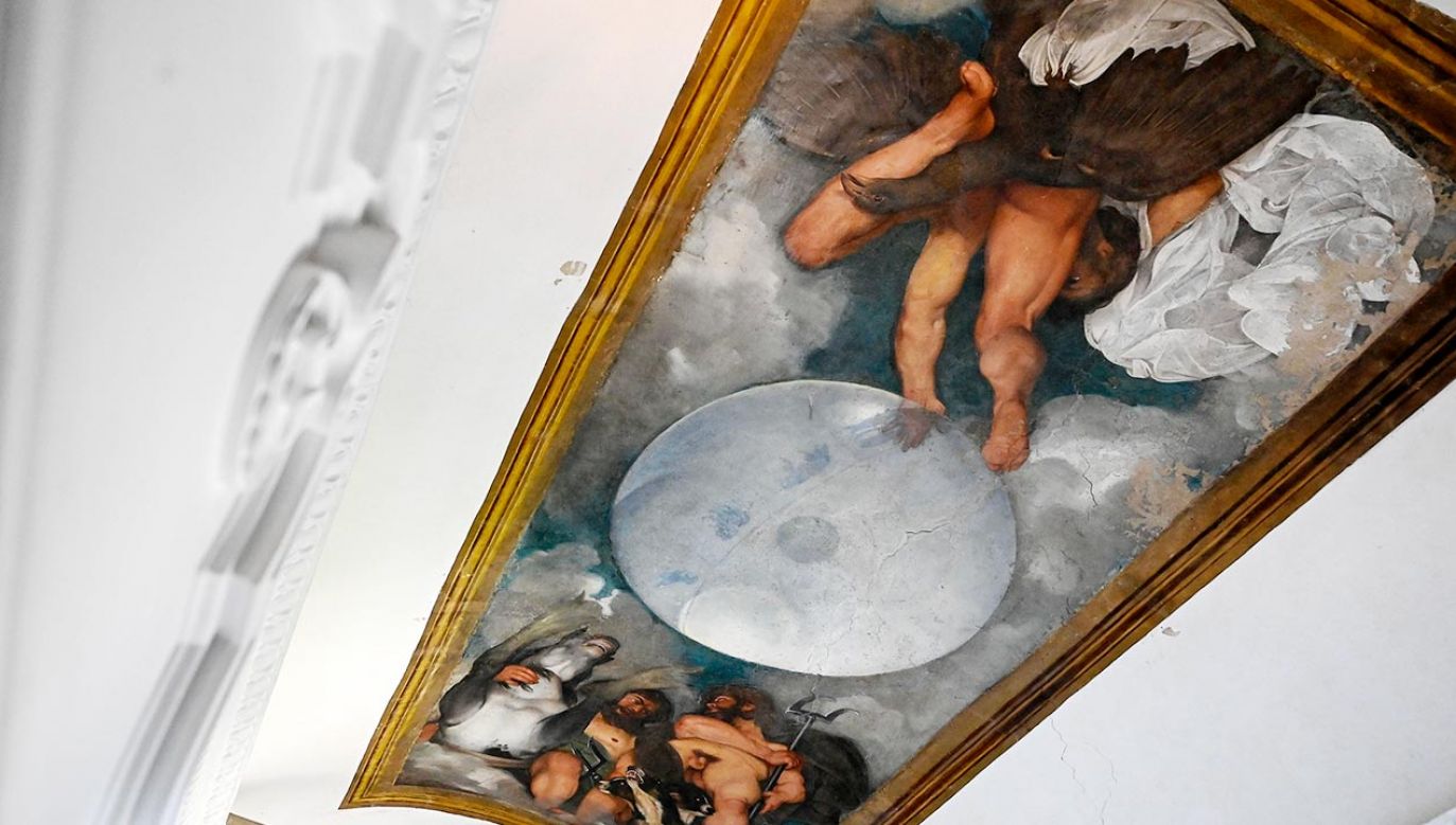 Fresk Caravaggia przedstawia postaci Jowisza, Neptuna i Plutona stojące wokół przezroczystej kuli ziemskiej (fot. Riccardo Antimiani / Zuma Press / Forum)