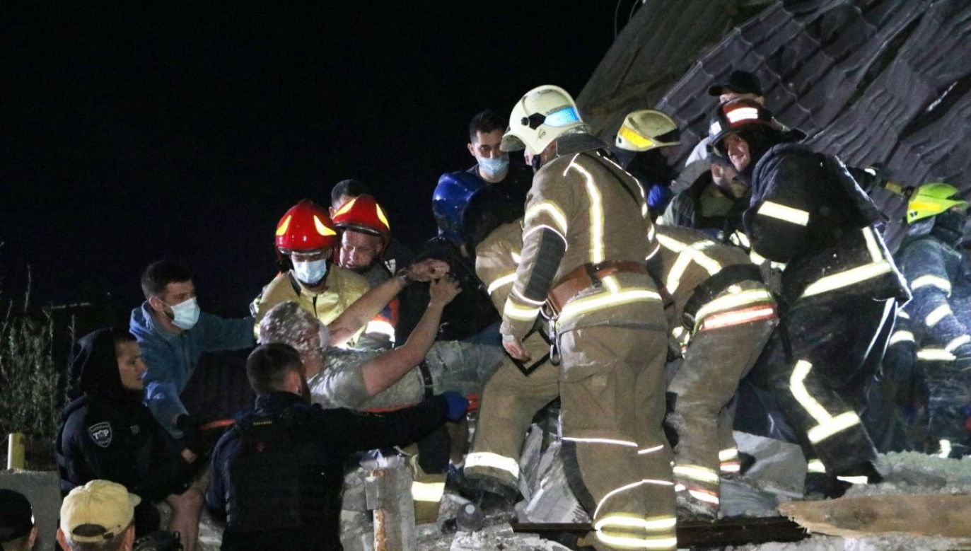W Dnipro przez całą noc trwała akcja ratownicza po ataku rosyjskim rakietowym. (Fot. Twitter/@NEXTA)