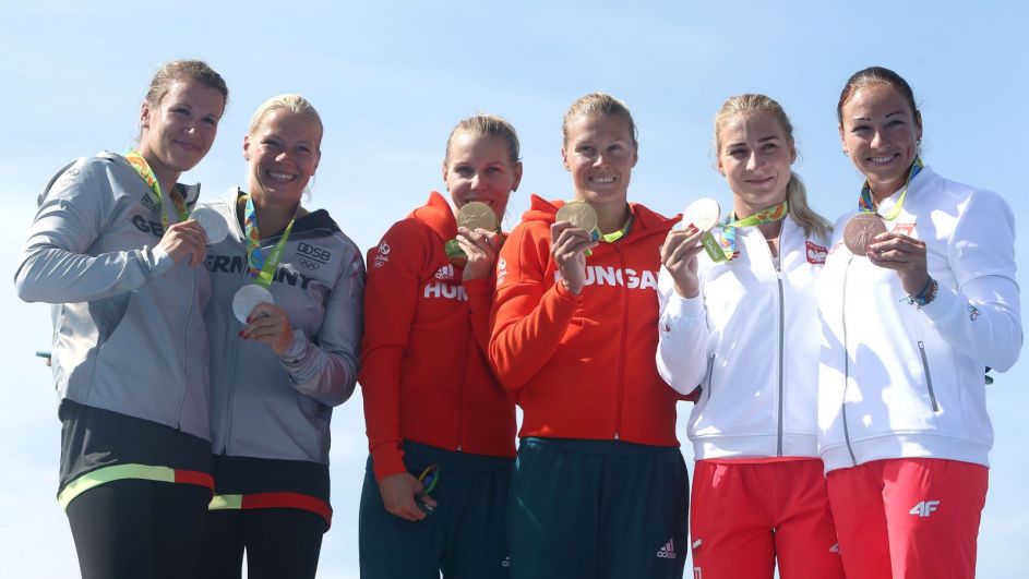 Karolina Naja i Beata Rosolska (Mikołajczyk) podczas ceremonii medalowej na IO w Rio de Janeiro (fot. gettyimages) Karolina Naja i Beata Rosolska (Mikołajczyk) podczas ceremonii medalowej na IO w Rio de Janeiro (fot. gettyimages)