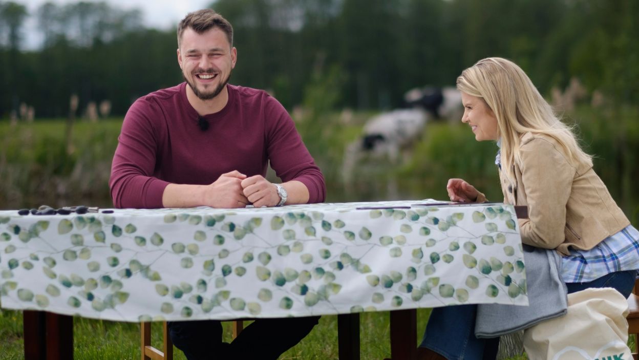 Marta Manowska postanowiła zaskoczyć rolnika. Jeden list, drugi, trzeci... (fot. TVP)