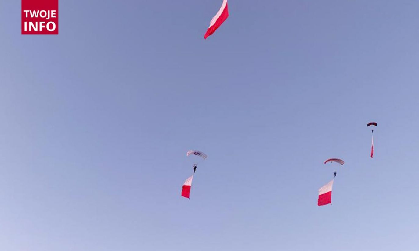 Święto Niepodległości: Skok ze spadochronem