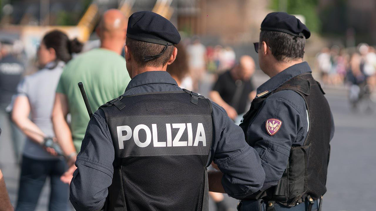 Niezaszczepieni przeciwko COVID-19 włoscy funkcjonariusze mogą stracić pracę (fot. Shutterstock/Cineberg)