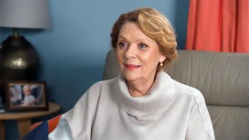 Elżbieta Jarosik jako Józefina Rawicz w „Barwach szczęścia”, ciesząca się z powodu zbliżającego się jej ślubu z Andrzejem. Fot. TVP