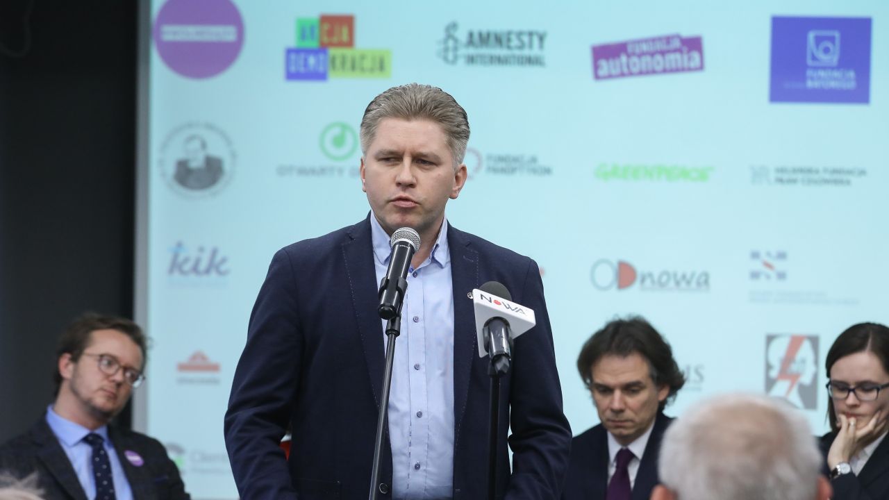 Znany z niechęci do rządu konstytucjonalista podkreśla, że Michał Sz. złamał prawo (fot. arch. PAP/Rafał Guz) Znany z niechęci do rządu konstytucjonalista podkreśla, że Michał Sz. złamał prawo (fot. arch. PAP/Rafał Guz)