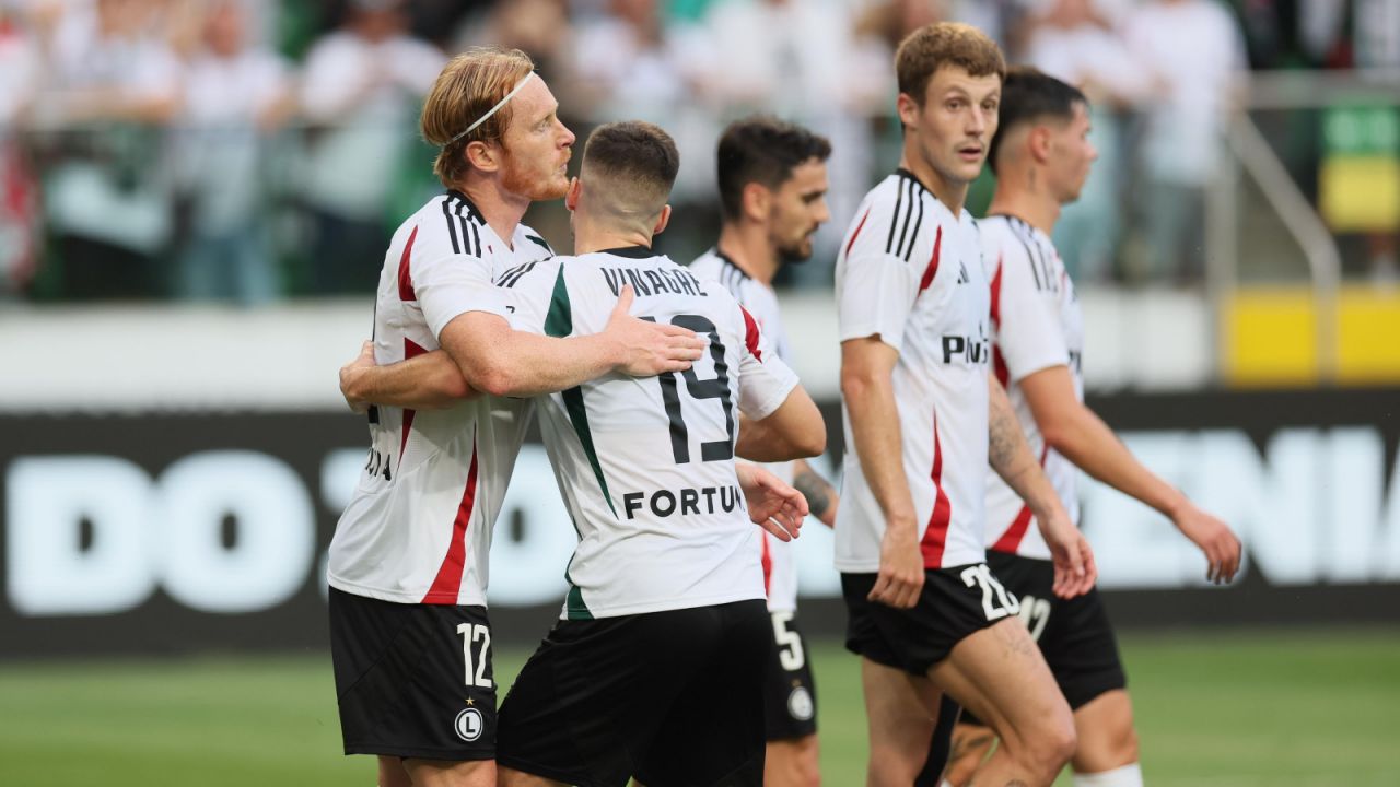 Rafał Augustyniak z Legii Warszawa i Michael Ameyaw z Rakowa Częstochowa (fot. PAP)