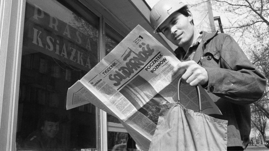 Pierwszy numer "Tygodnika Solidarność" już w kioskach. Fot. PAP/Ireneusz Radkiewicz
