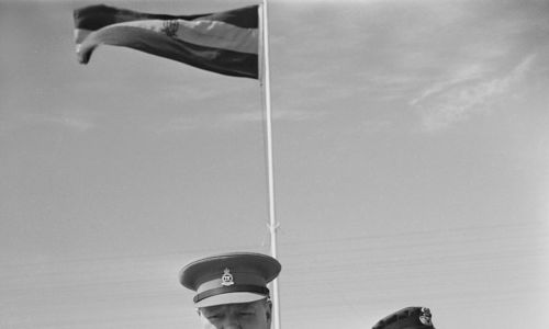 Winston Churchill ubrany w mundur pułkownika 4. Pułku Huzarów Królowej odwiedza swój stary pułk podczas konferencji w Kairze w Egipcie. Towarzyszą mu córka Sarah Churchill i generał porucznik Stone. Powyżej powiewa flaga pułku. Grudzień 1943 r. Fot. Morniment (Sgt), Jednostka Filmowo-Fotograficzna 1 Armii - fotografia E 26681 ze zbiorów Imperial War Museums, Domena publiczna, Wikimedia