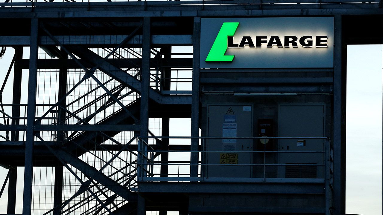Francuski wymiar sprawiedliwości zarzuca koncernowi Lafarge udział w zbrodniach przeciwko ludzkości (fot. REUTERS/Gonzalo Fuentes) Francuski wymiar sprawiedliwości zarzuca koncernowi Lafarge udział w zbrodniach przeciwko ludzkości (fot. REUTERS/Gonzalo Fuentes)