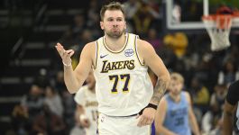 Luka Doncić (fot. Getty Images) Na zdjęciu widzimy Lukę Doncicia w barwach Los Angeles Lakers podczas meczu NBA. Słoweński gwiazdor prezentuje charakterystyczny gest po celnym rzucie, wyraźnie demonstrując pewność siebie oraz sportowe emocje. Tego wieczoru Doncić był nie do zatrzymania – zdobył aż 44 punkty dla Lakers, prowadząc zespół do efektownego zwycięstwa i imponując kibicom swoją wszechstronnością oraz skutecznością na parkiecie. Jego występ zostanie zapamiętany jako jeden z najjaśniejszych momentów obecnego sezonu NBA.