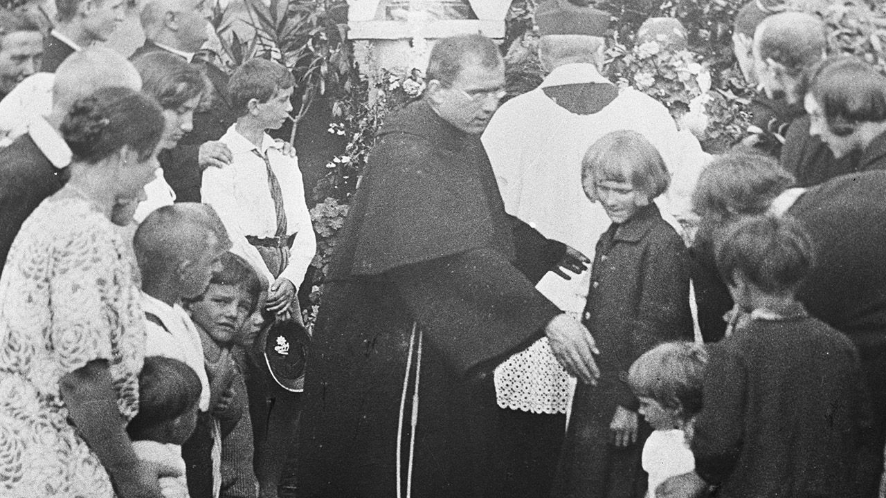 Ojciec Maksymilian Kolbe podczas uroczystości we franciszkańskim klasztorze (fot. arch. PAP/Caf - Archiwum) Ojciec Maksymilian Kolbe podczas uroczystości we franciszkańskim klasztorze (fot. arch. PAP/Caf - Archiwum)