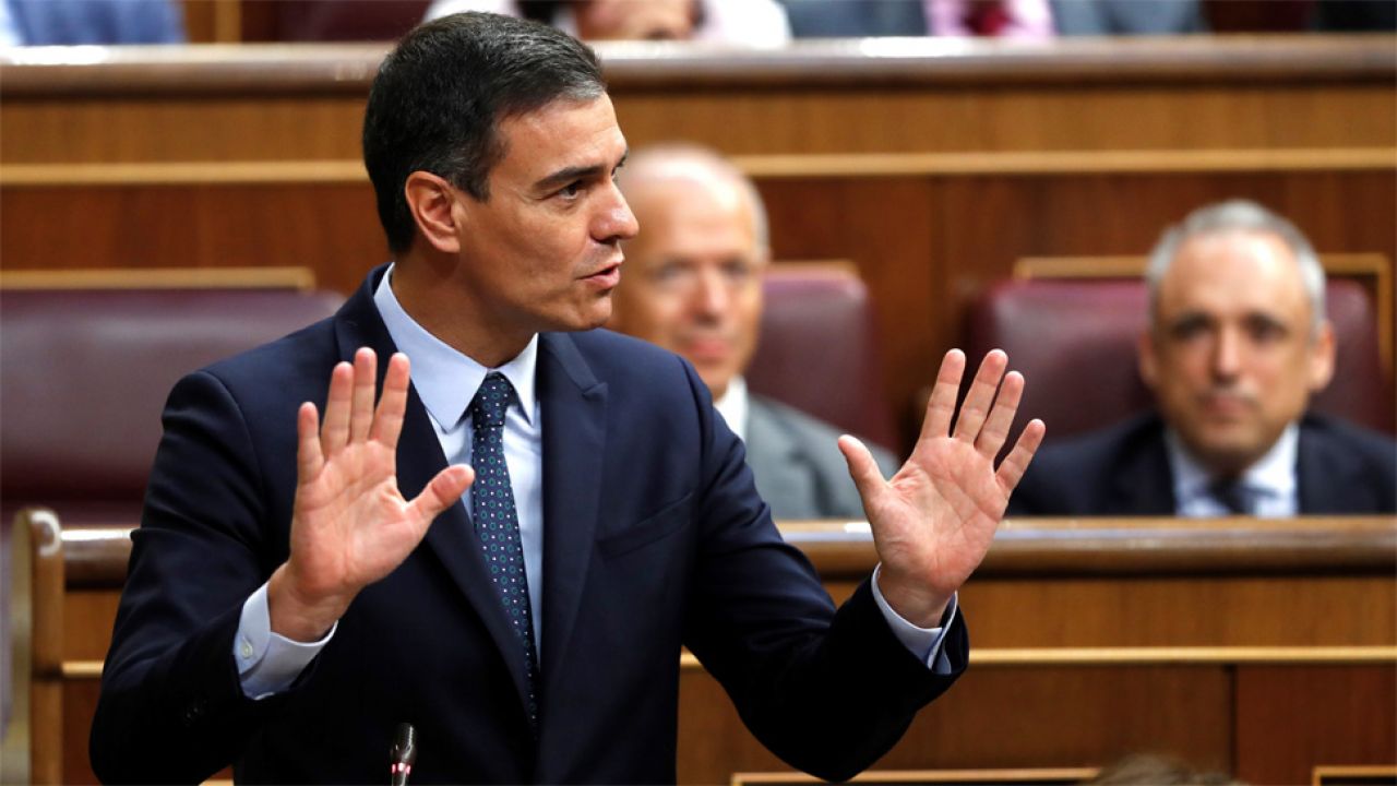 Premier Pedro Sanchez musi zawiązać koalicję (fot. PAP/EPA/EMILIO NARANJO)