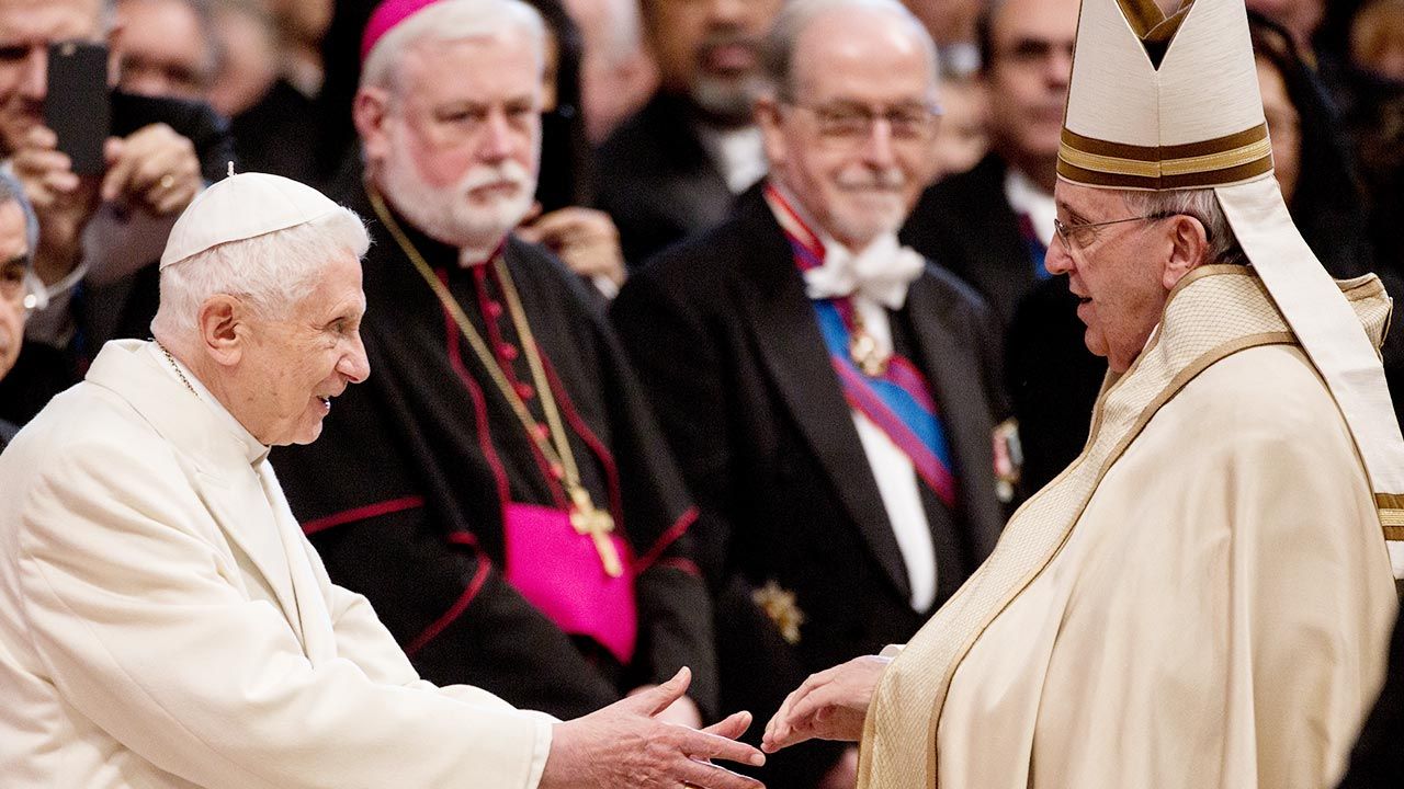 Benedykt XVI i Franciszek (fot.  Alessandra Benedetti/Corbis via Getty Images)