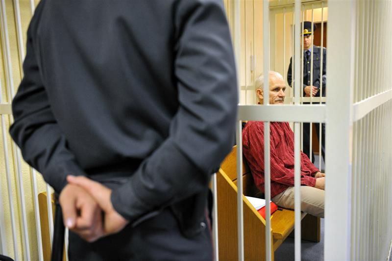 Кіраўнік праваабарончага цэнтру «Вясна» Алесь Бяляцкі ў судзе ў Менску, Беларусь. 2 лістапада 2011 года. Фота: Viktor Drachev / AFP / East News