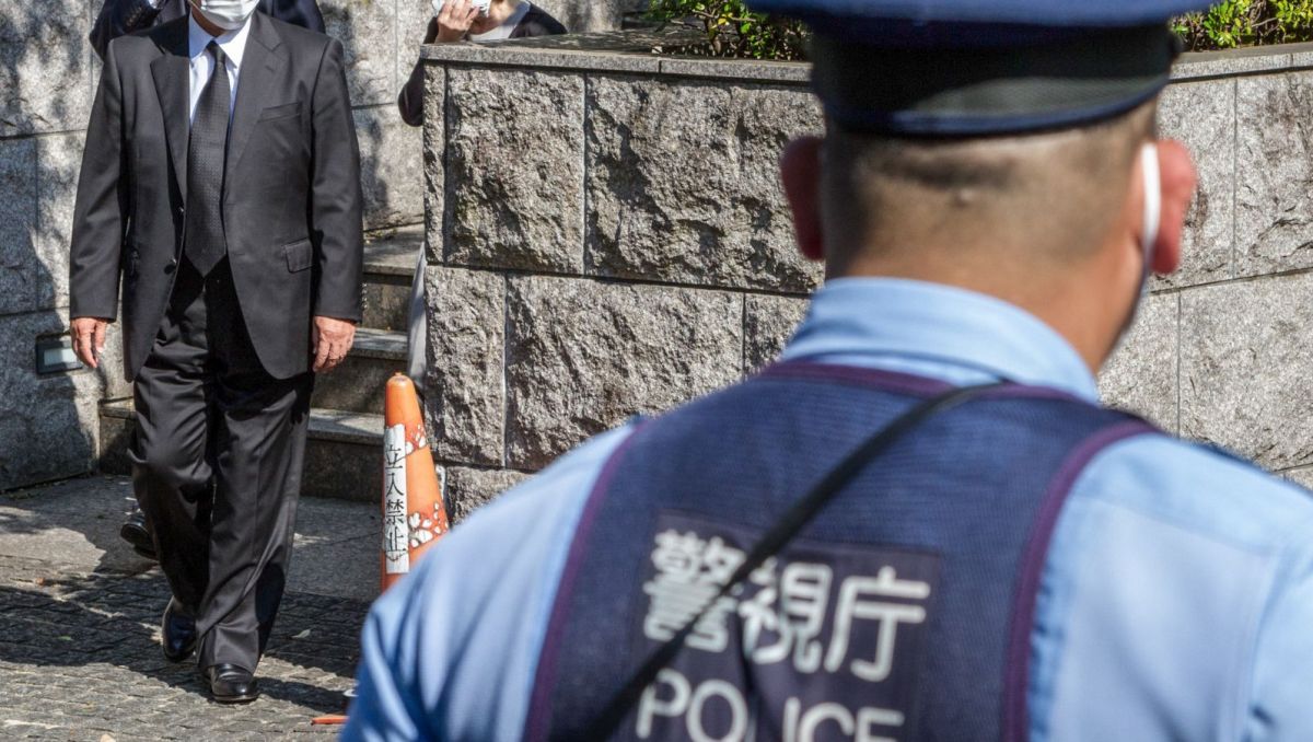 Japoński policjant w trakcie Tokio 2020