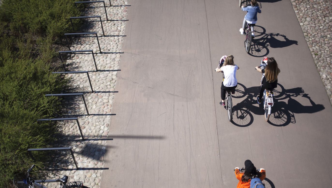 Policja apeluje, by rowerzyści korzystali ze ścieżek (Zdjęcie ilustracyjne fot. Maciej Luczniewski/NurPhoto via Getty Images)