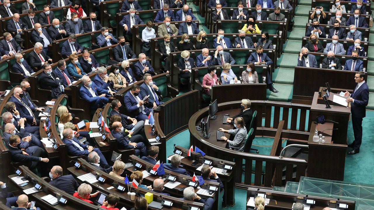PiS niezmiennie liderem (fot. PAP/Paweł Supernak) PiS niezmiennie liderem (fot. PAP/Paweł Supernak)