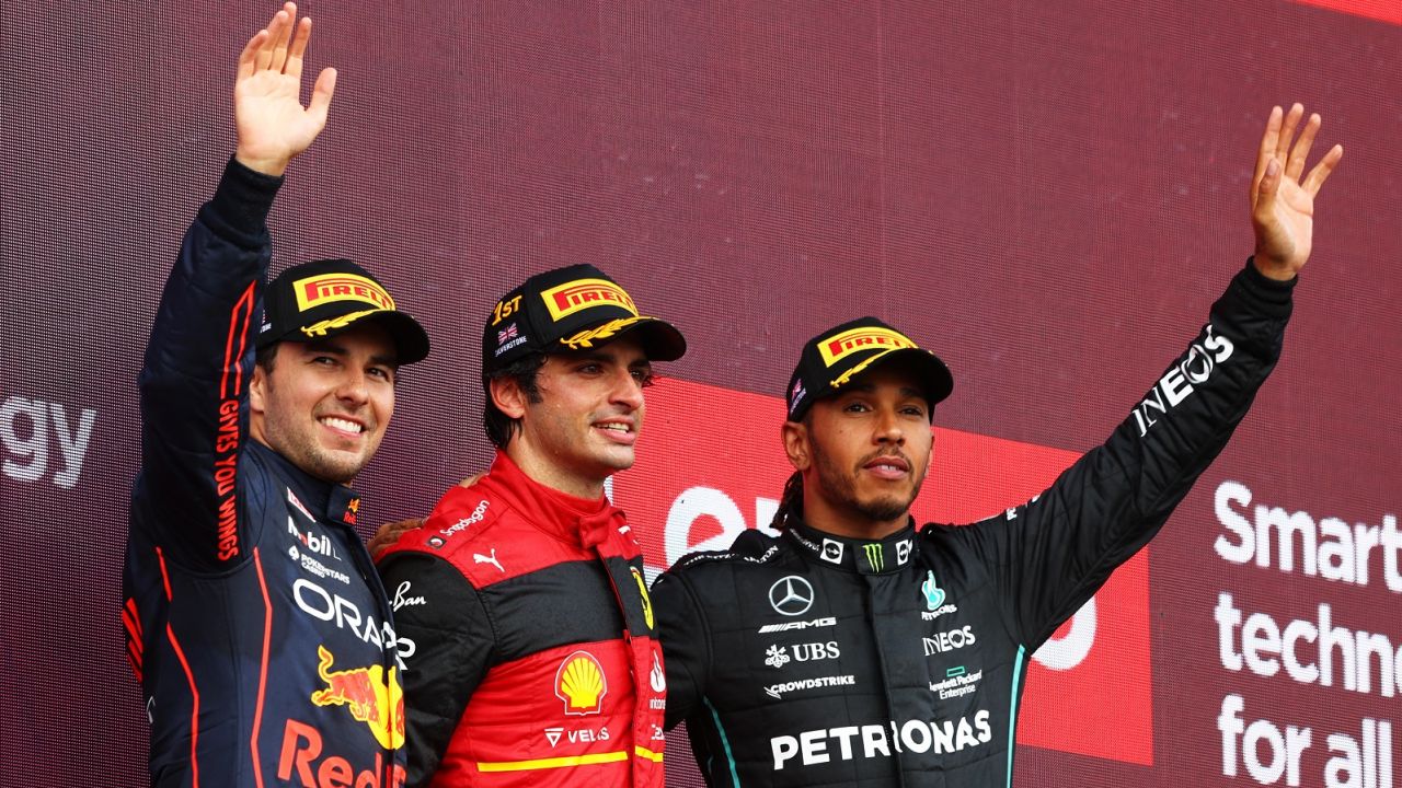 Carlos Sainz (w środku) nie przyglądał się bezczynnie kradzieży swojego zegarka (fot. Getty)
