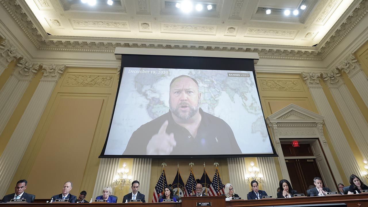 Alex Jones podczas przesłuchania przez komisję ds. zbadania ataku na Kapitol (fot. Kevin Dietsch/Getty Images)