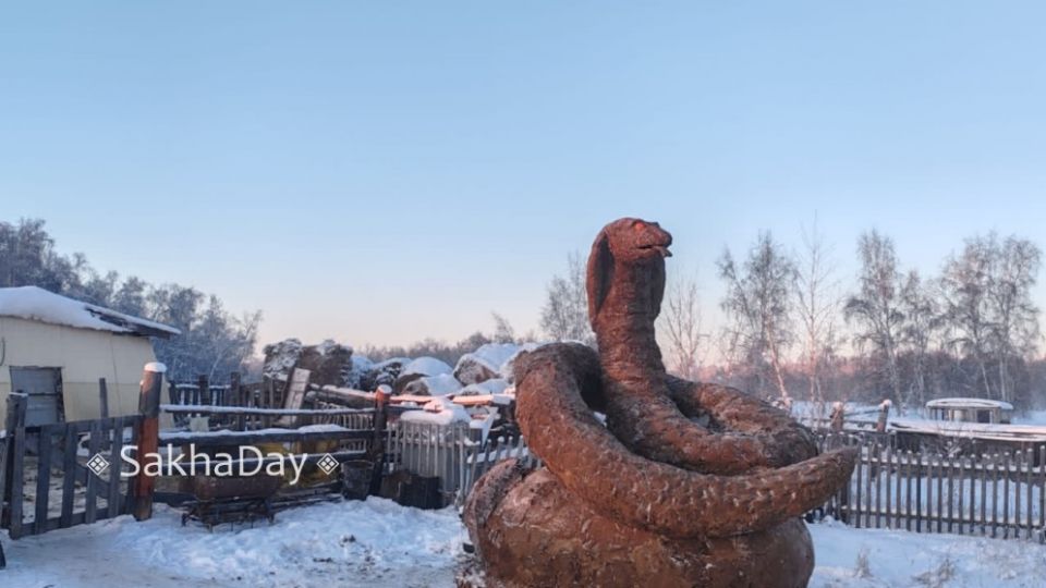 Żmija z obornika symbolem roku 2025 w Jakucji