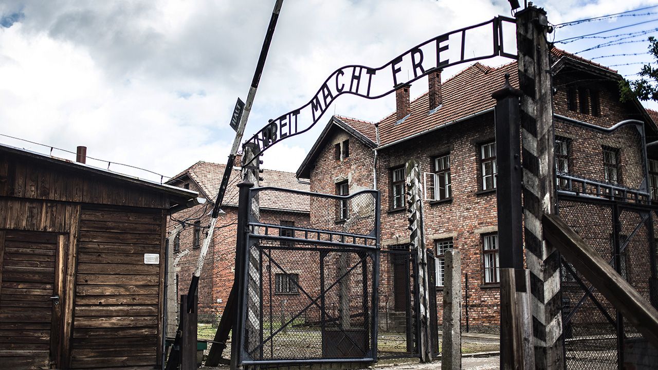 „Andrzej Przyłębski domaga się natychmiastowego sprostowania i poinformowania, że obozy koncentracyjne i obozy zagłady były niemieckimi obozami” (fot. Shutterstock/ bondvit)
