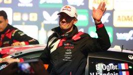 Sebastien Ogier (fot. Getty Images) Sebastien Ogier pozdrawia kibiców po zakończeniu trzeciego etapu Rajdu Japonii. Francuz, ubrany w kombinezon zespołu Toyota Gazoo Racing z widocznymi logotypami sponsorów, stoi obok swojego rajdowego Yarisa GR, na którego szybie widnieją nazwiska jego i pilota Vincenta Landaisa. Uśmiechnięty i skoncentrowany, Ogier celebruje prowadzenie w klasyfikacji rajdu, kontynuując walkę o dziewiąty tytuł mistrza świata (fot. Getty Images)