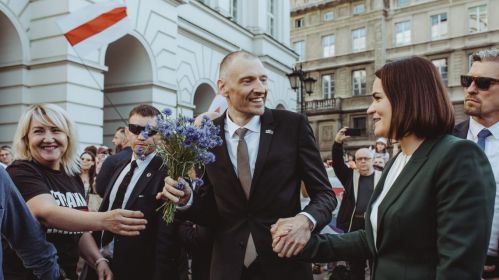 Former 2020 presidential candidate and political prisoner Siarhei Tsikhanouski and his wife Sviatlana Tsikhanouskaya, leader of the democratic forces, at a rally in Warsaw, Poland, on June 26, 2025. June 26, 2025. Photo: Raul Duke / Belsat