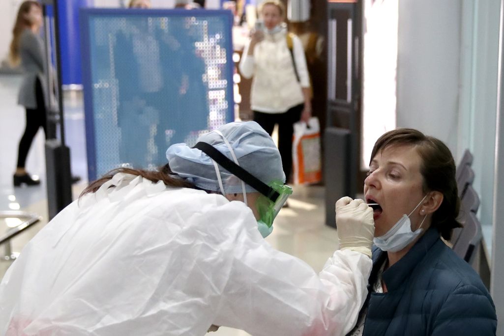 Лекарка бярэ мазок для тэсту на COVID-19 у Менску. (Фота: Natalia Fedosenko / TASS / Forum)